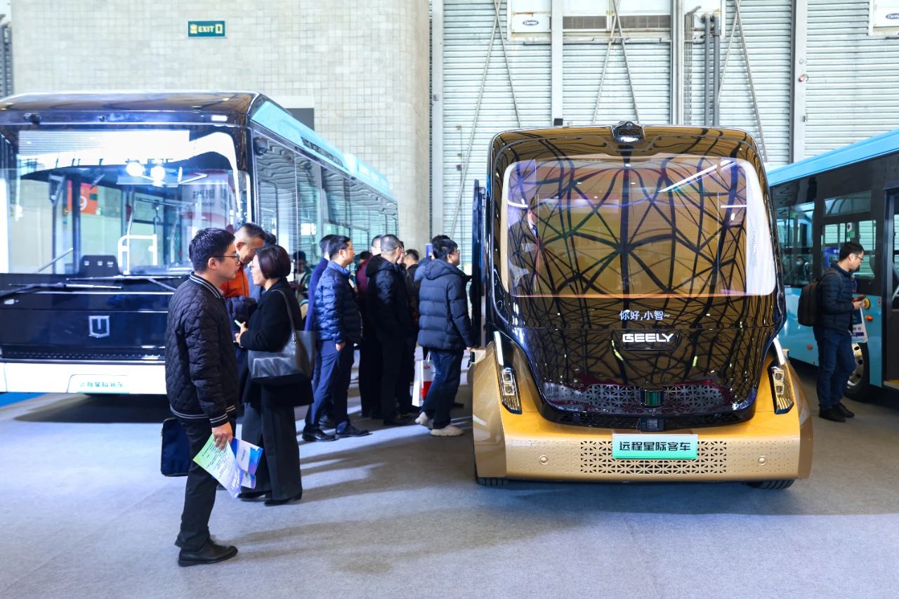 科技驅(qū)動(dòng) 智能未來 吉利星際首款智能駕駛導(dǎo)覽車亮相2024上海國(guó)際客車展(圖2)