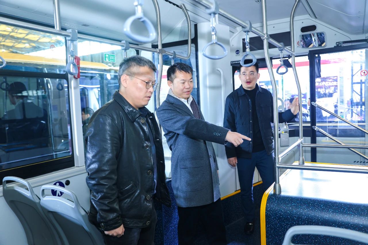 科技驅(qū)動(dòng) 智能未來 吉利星際首款智能駕駛導(dǎo)覽車亮相2024上海國(guó)際客車展(圖3)