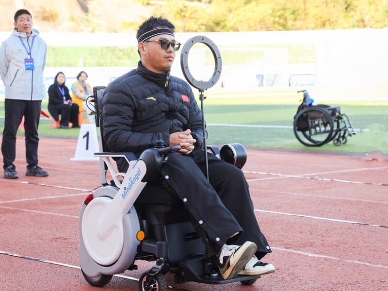 腦控主動康復輪椅-