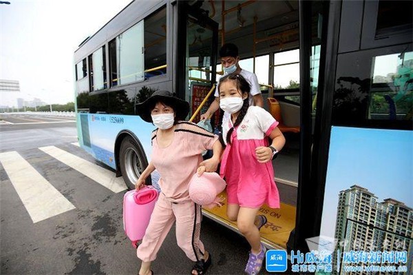 今日，北京市氣象部門預(yù)報顯示，京津冀地區(qū)于12日將有一次區(qū)域性強(qiáng)降雨天氣過程，大部分地區(qū)將出現(xiàn)大到暴雨，局地有大暴雨，為今年入汛以來最強(qiáng)降雨過程。    在全民高度關(guān)注的氛圍中，小編相信，很多人都是帶(圖2)
