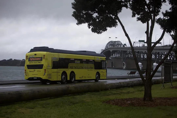 捷報(bào)！首輛BYD ADL Enviro200EV XLB純電動(dòng)大巴駛?cè)胄挛魈m(圖2)