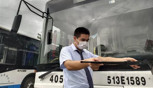 武漢公交多舉措應(yīng)對強降雨天氣，保障市民安全出行(圖3)