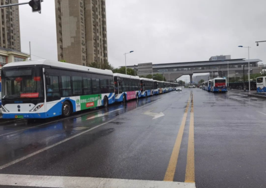 “燦都”來襲，浦東公交140輛車應(yīng)急執(zhí)行配套軌交停運(yùn)接駁輸運(yùn)任務(wù)(圖2)