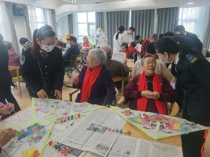 尊老敬老，濟南公交“紅襪子”愛心志愿服務(wù)隊成立(圖2)