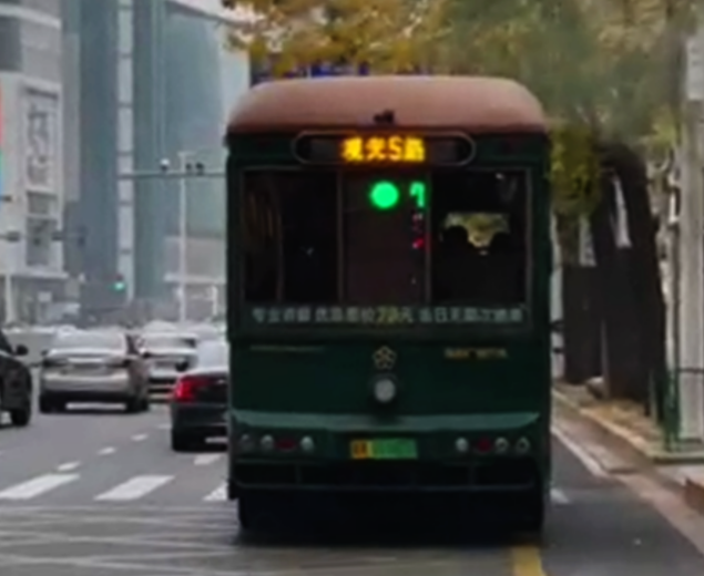 車尾“預報”前方路口紅綠燈？真的！ 這輛公交車變身“移動交通信號燈”(圖1)