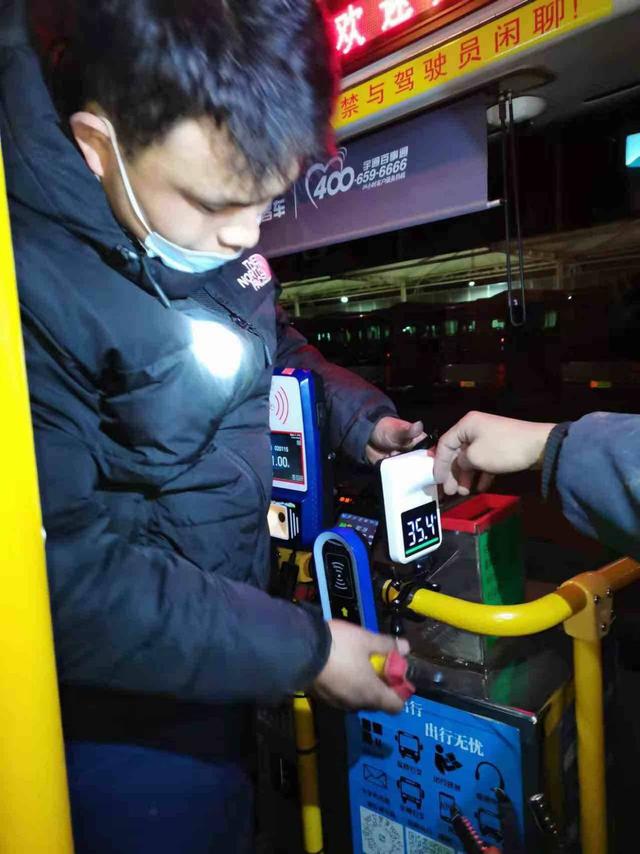 自動測溫 乘車更放心！淄博2200多臺公交車有了“黑科技”(圖1)