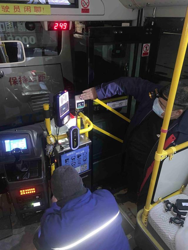 自動測溫 乘車更放心！淄博2200多臺公交車有了“黑科技”(圖2)