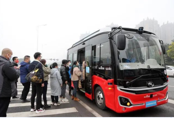 重慶：全國首個L4級自動駕駛公交車收費(fèi)運(yùn)營啦！(圖1)